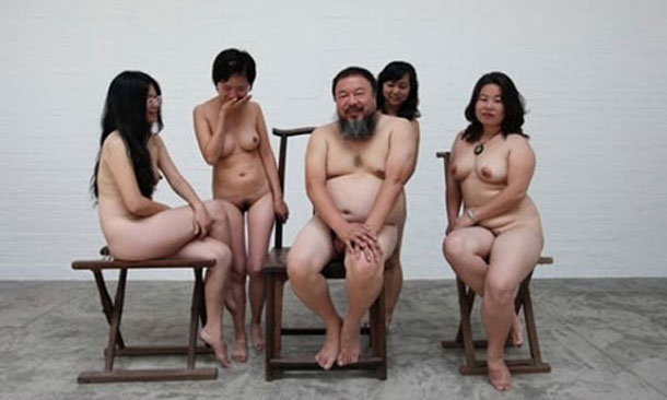 The-Chinese-artist-Ai-Wei-posing-nude-with-nude-women-007