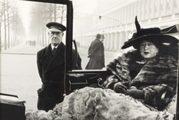 Inge Morath_Eveleigh Nash_Buckingham Palace Mall_London_1953©Fotosammlung WestLicht_Beč