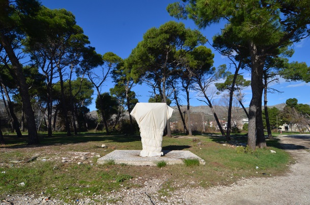 Spomenik, Ana Zubak, 2014.